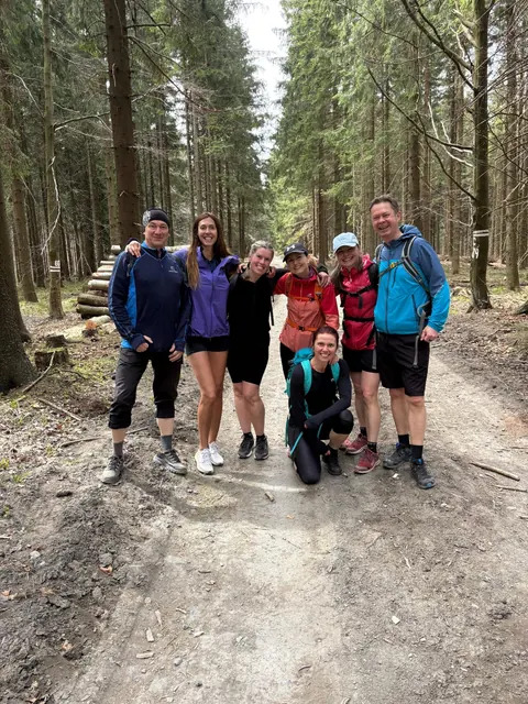 Skupina turistů na lesní cestě v Beskydech