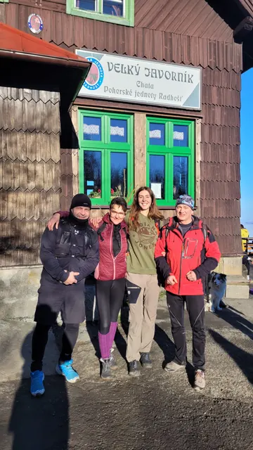 Turisté před chatou Dětský Javorník