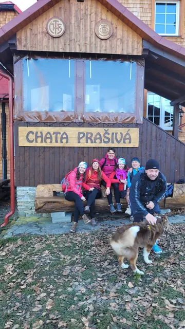 Skupina turistů před chatou Prašivá