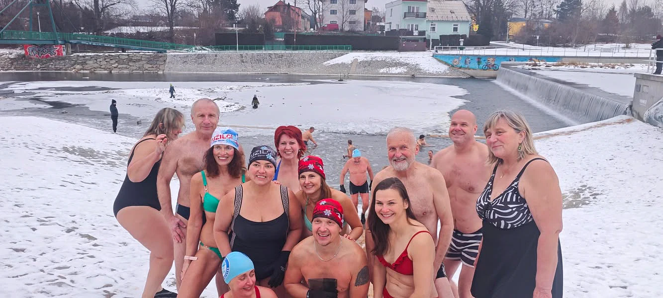 Skupina otužilců Frýdek-Místek u zamrzlé Ostravice před zimním plaváním
