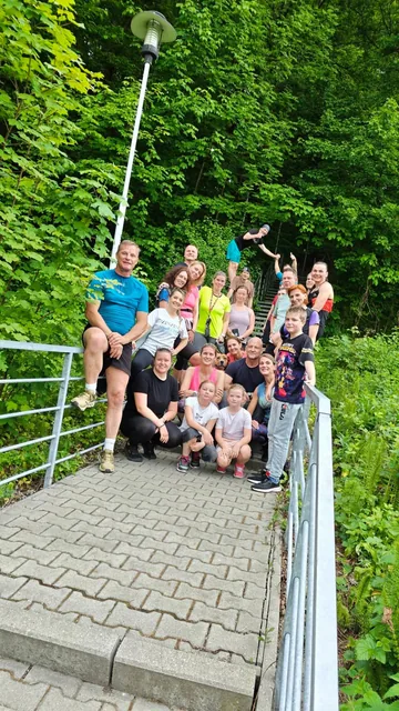 Skupina běžců na Válcovenských schodech