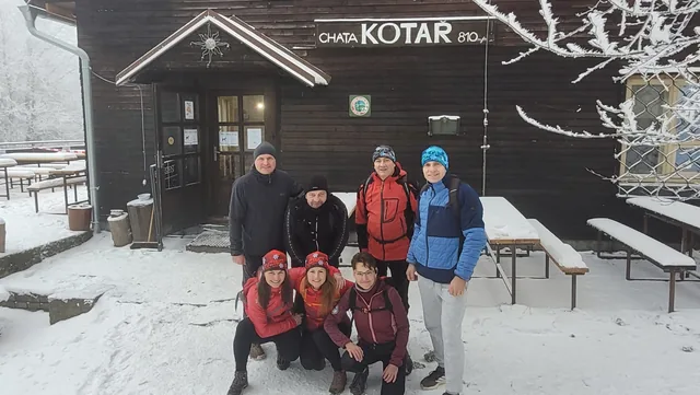 Skupina Otužilců Frýdek≈Místek před chatou Kotař