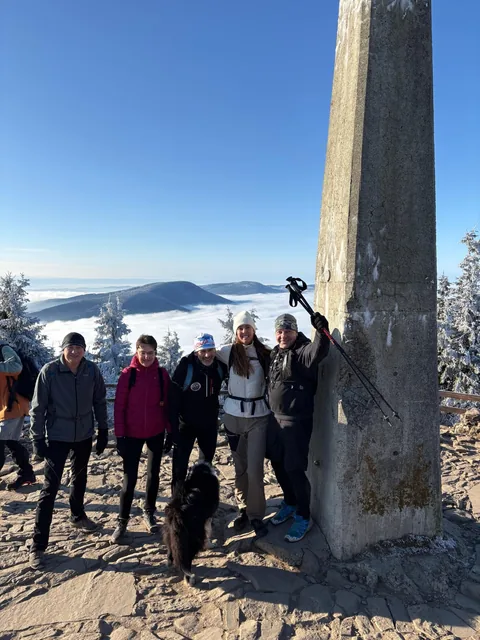Skupina turistů u obelisku na Lysé hoře