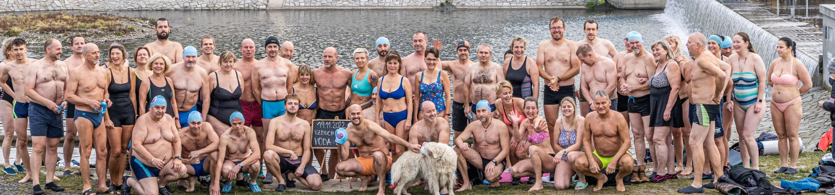 Společná fotografie Otužilců Frýdek≈Místek při zahájení sezóny v říjnu 2025