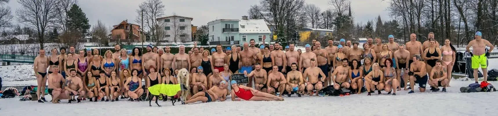 Společná fotografie Otužilců Frýdek≈Místek u řeky Ostravice v zimě