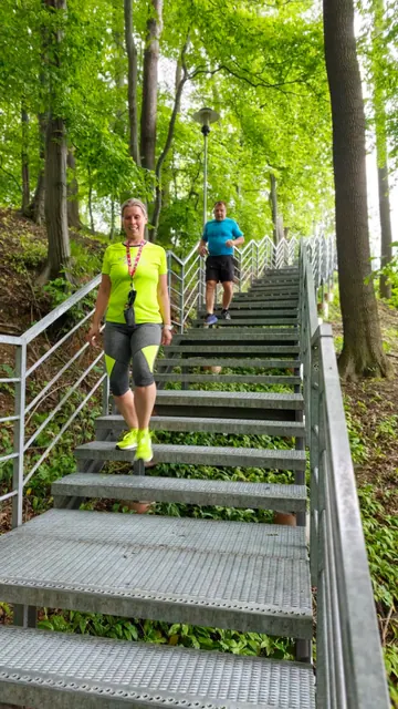 Běžkyně a běžec při tréninku na Válcovenských schodech