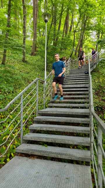 Běžec a další účastníci na Válcovenských schodech