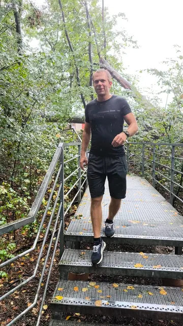 Běžec na mokrých schodech během deště