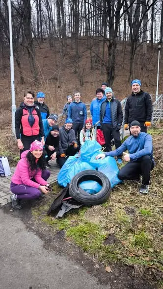 Účastníci brigády s pytli sesbíraného odpadu u Válcovenských schodů