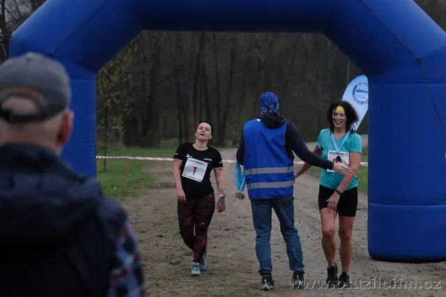 Závodnice dobíhající do cíle Otužileckého duathlonu