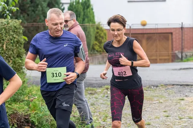 Dvojice běžců se startovními čísly na trati závodu