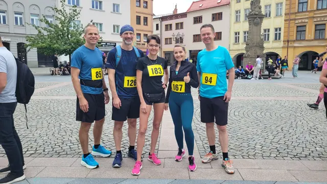 Pět běžců před závodem na náměstí ve Frýdku-Místku