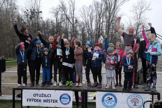 Skupina dětských závodníků s medailemi po Otužileckém duathlonu