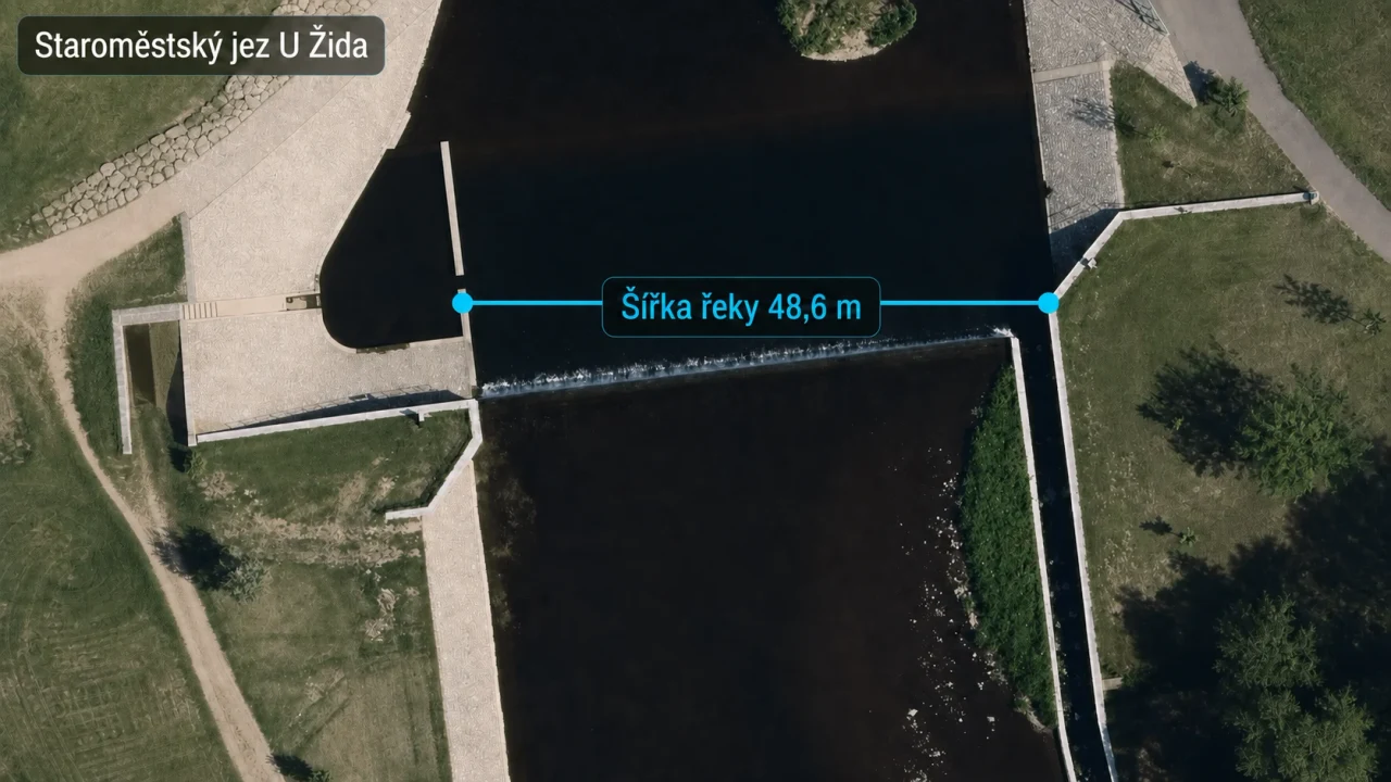 Letecký pohled na Staroměstský jez U Žida s vyznačenou šířkou Ostravice 48,6 metru
