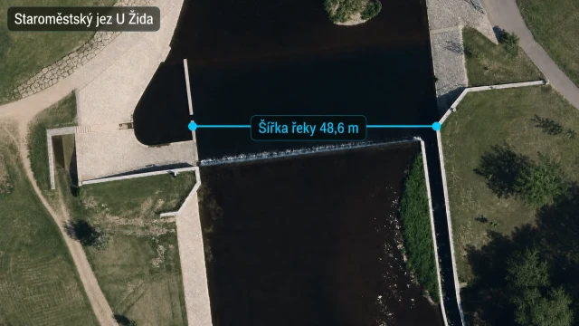 Letecký pohled na Staroměstský jez U Žida s vyznačenou šířkou Ostravice 48,6 metru