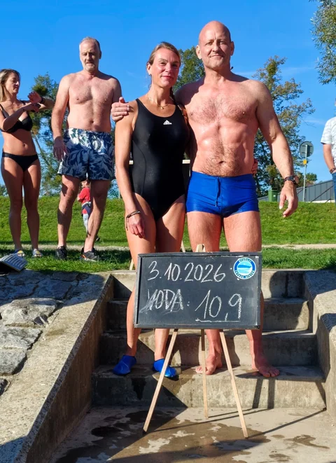 Otakar Zemek a Pavla Zemková při zahájení 8. otužilecké sezóny u Žida ve Frýdku-Místku, 3. října 2026.